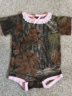 Baby Camo Hunting Short Sleeve Bodysuit pink edges & collar size 3-6 months